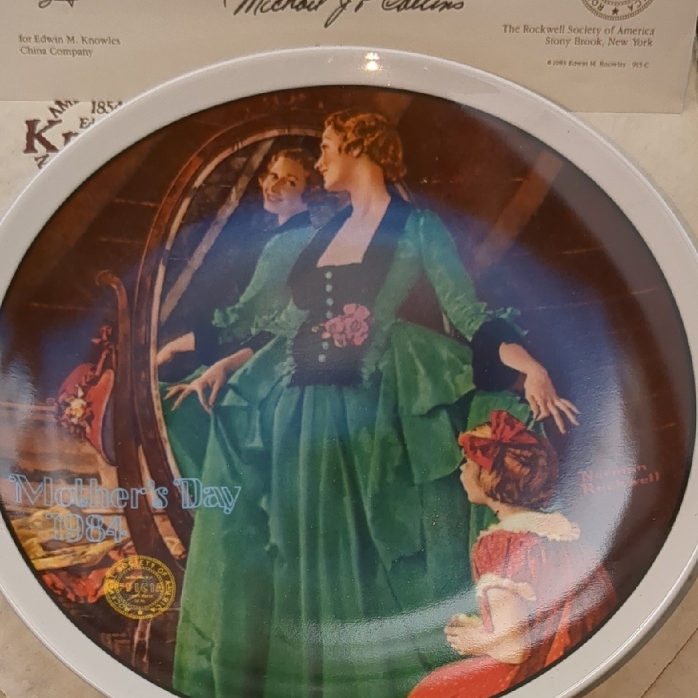 Collector's Plate with Green and Red Design